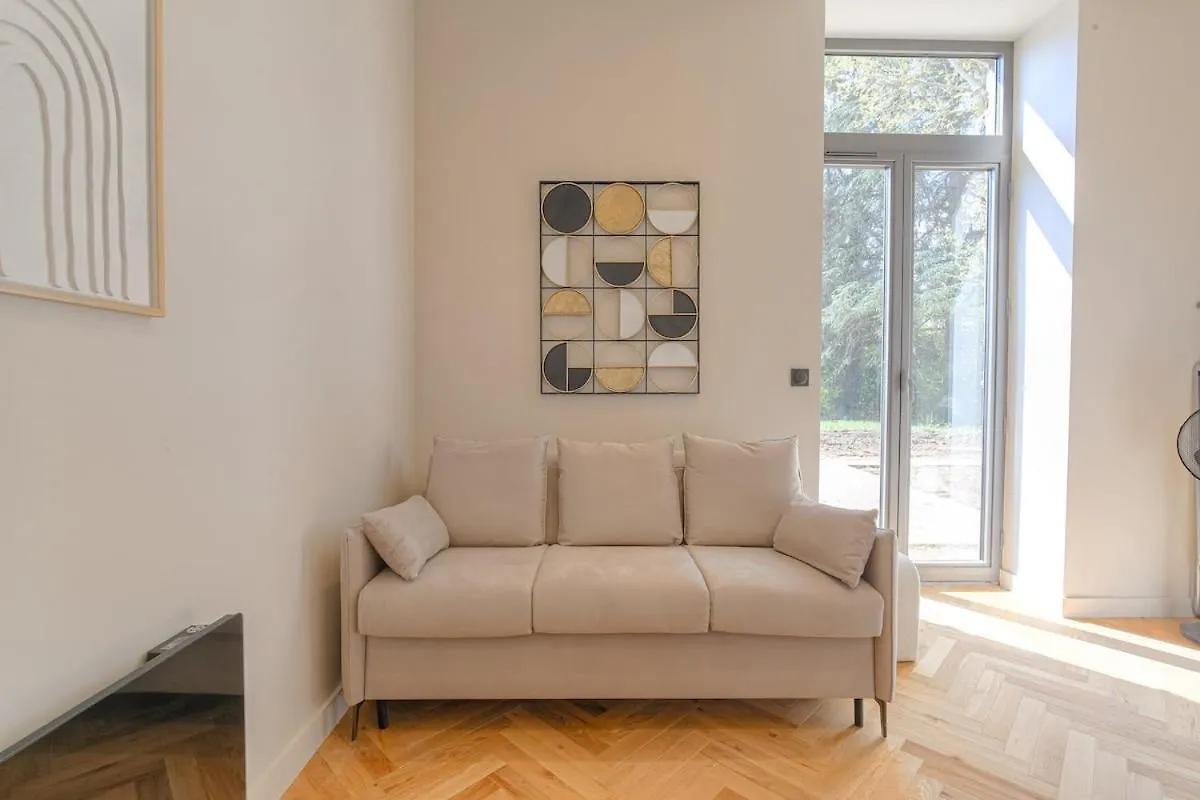 Studio Lumineux Avec Terrasse, A Deux Pas De Lyon Écully